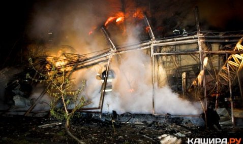 В Острогах почти два часа тушили горящее строение