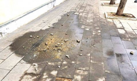 Осыпающийся фасад с 90-летнего дома грозит упасть на головы прохожих в Кашире