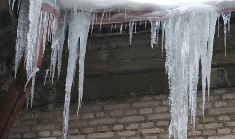 Более 10 нарушений зимней уборки на кровлях  выявлено за неделю в Кашире