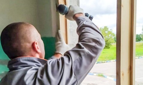 Госжилинспекция обязала управляющую компанию в Кашире заменить разрушенные оконные блоки