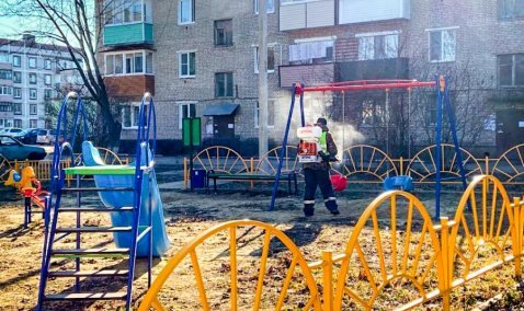 В Кашире начали проводить дезинфекцию детских площадок