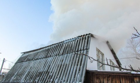 В Кашире-1 пожар охватил частный дом в Глухом переулке