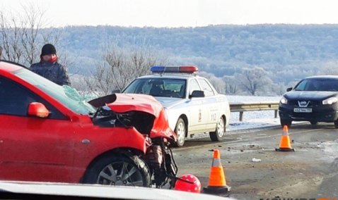 Очевидец снял на видео момент столкновения двух иномарок на мосту в Кашире