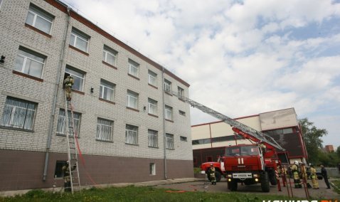 Пожарные «тушили» Ожерельевский колледж и спасали «пострадавших»