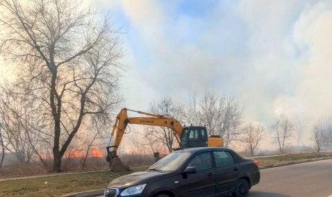 Огонь от горящей травы в Кашире-2 рискует перекинуться на жилые дома