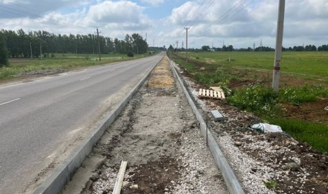 На дороге под Каширой, где погиб подросток-велосипедист, начали строить тротуар