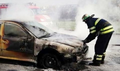 Возгорание автомобиля потушили в Кашире до прибытия пожарных подразделений