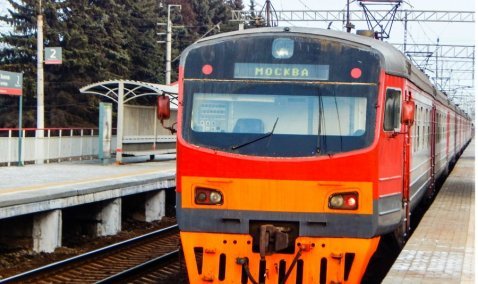 Двое мужчин, пытаясь взобраться на платформу, попали под электричку Москва – Ожерелье