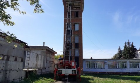 Пожарные ПЧ-220 отработали норматив подъема по автолестнице