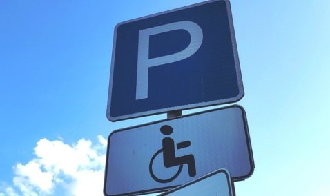 В Кашире инвалида 2-й группы оштрафовали за стоянку под знаком из-за отсутствия таблички на машине