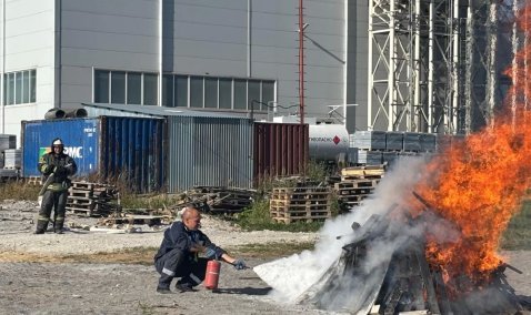 Пламя и дым заметили на территории завода по производству плитки в Богатищево