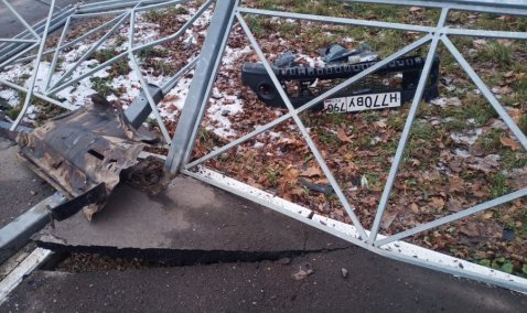 В Кашире-3 автомобиль врезался в автобусную остановку