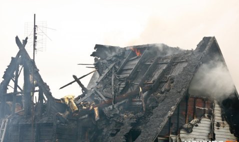 На улице Масленникова продолжают тушить дом