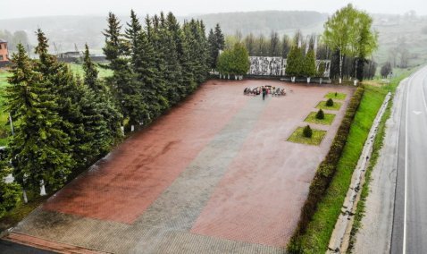 Цветы, венки, маски и безопасная дистанция: в День Победы каширяне пришли к памятникам Великой Отечественной войны