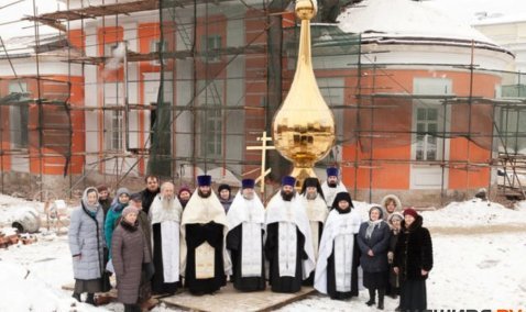 В Кашире освятили купол и крест Никитского храма