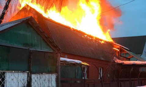 На станции Кашира загорелся жилой дом