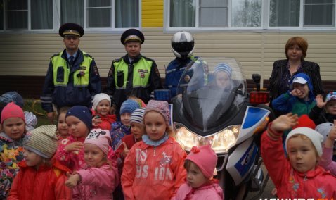 Сотрудники 16 роты 2 полка ДПС навестили воспитанников детского сада