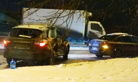 Маневр не удался: автомобиль Infiniti попал под грузовик на улице Стрелецкой