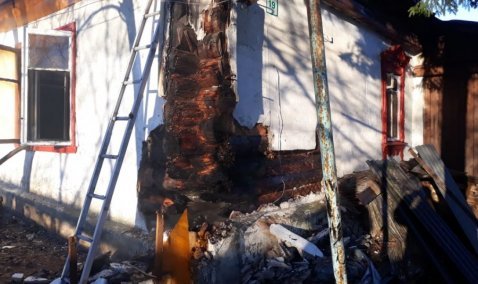Стены и пол обгорели в результате пожара в бесхозном доме в Корыстово