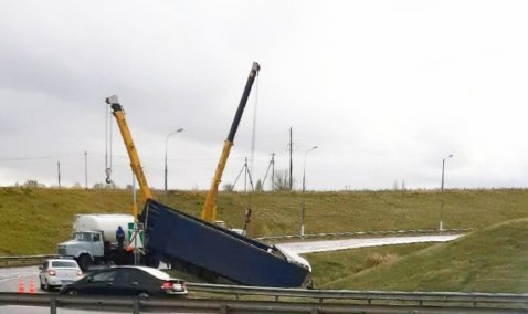 Большегруз улетел в кювет у съезда на М-4 в Кашире