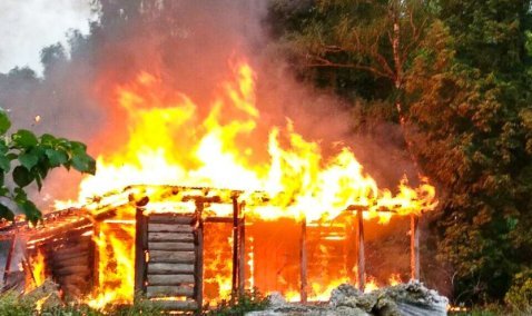В полыхавшем частном доме в деревне Злобино обошлось без пострадавших