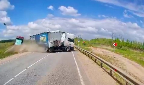 Фура снесла остановку и перекрыла движение на трассе рядом с Ожерельем