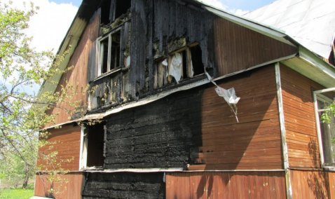 Кровля, потолок и стены дома обгорели в результате пожара в деревне Верзилово