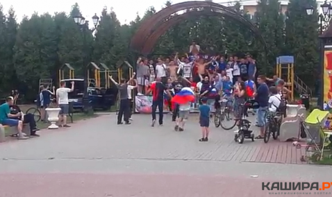 В центре Каширы-2 несколько десятков болельщиков пели гимн в честь победы сборной России над Испанией