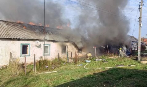 Тринадцать человек выбрались из горящего дома в деревне под Каширой