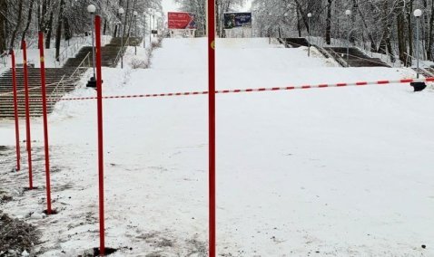Защитное ограждение начали устанавливать на горке в Каширском парке