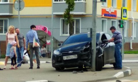 Водитель Форда «вылетел» на тротуар у Спортклуба «Кашира», врезавшись в столб