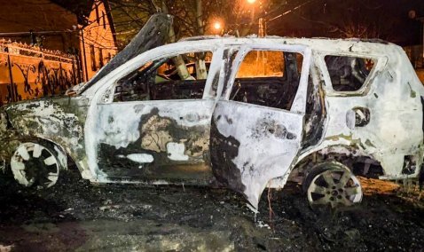 Автомобили Peugeot и LADA Kalina полностью сгорели в результате ночных поджогов в Кашире