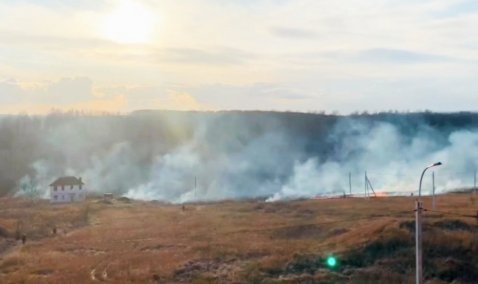 Горящая трава едва не привела к пожару в частном доме на Хитровке