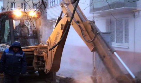 На Садовой ликвидируют очередные аварии, оставившие без тепла и воды сотни человек