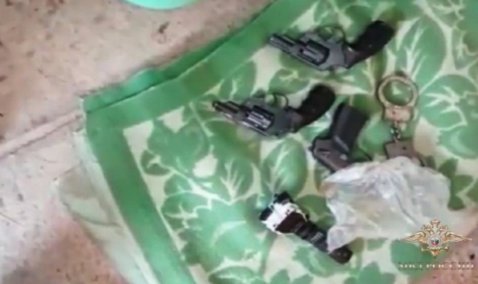 Револьверы, трубы, наручники: обнародовано видео с допросом налетчиков на склад в Ступино и квартиру в Кашире