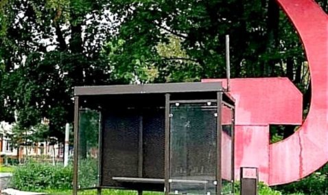 Новый остановочный павильон установили в центре Ожерелья взамен демонтированного