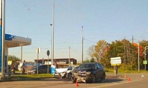 Lexus и Opel столкнулись у АЗС «Газпром» на Каширском проспекте