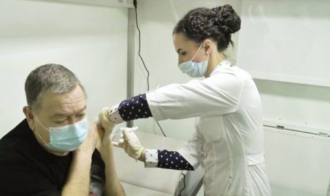 Каширян начали прививать от COVID-19 в «выездном» формате