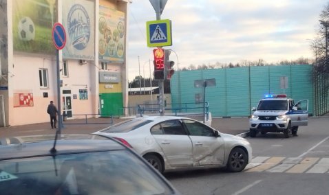 Из-за аварии в Кашире-2 частично перекрыто движение на перекрестке у Спортклуба