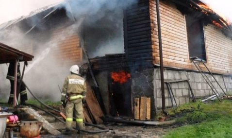 В деревне под Каширой около часа тушили пожар в частном доме