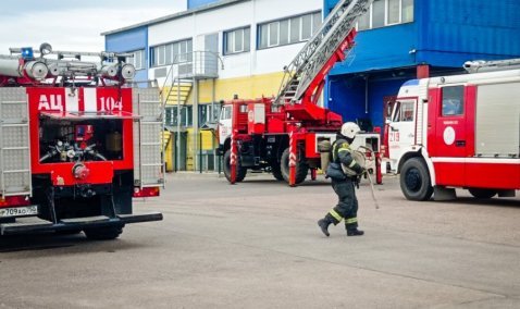 В ТЦ «Звезда» тушили условный пожар и «спасали» человека при помощи автолестницы