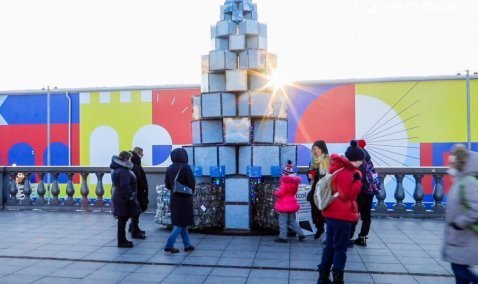 На входе в столичный Парк Горького установили экологичную елку, сделанную из вторсырья комплекса в Кашире