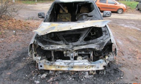 Лада Приора сгорела на улице Южной в Кашире