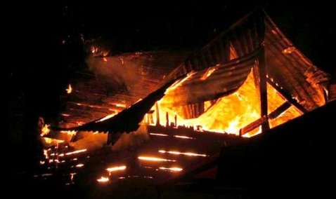 Больше двух часов ушло на тушение горящего дома в деревне Корытня