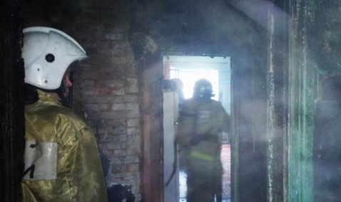 Пожилую женщину спасли из горящей квартиры в Ожерелье