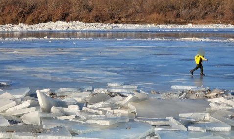 Гости набережной в Кашире стали выходить на реку ради красивых фотографий ледохода