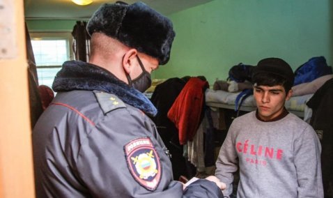 Каширские полицейские после проверки мест компактного размещения мигрантов доставили в отдел шестерых человек