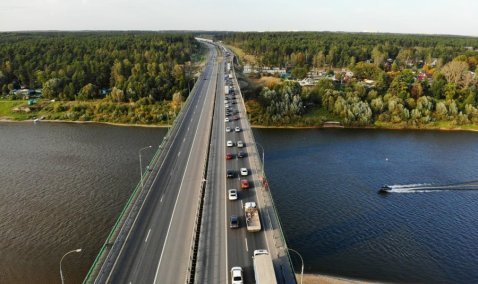 Еще один ремонт: движение транспорта по мосту через Оку сужается до одной полосы