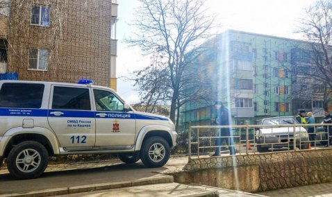 Два человека попали под колеса автомобиля во дворе дома на улице Садовой в Кашире-2