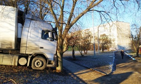 Фура врезалась в дерево на Стрелецком перекрестке, едва не «вылетев» на тротуар